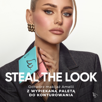 Modelka z eleganckim makijażem trzyma wypiekaną paletę do konturowania AA Wings of Color Trust Your Wings. Napis STEAL THE LOOK.