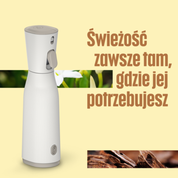 Biały, smukły dyfuzor Glade One Sensual Sandalwood & Jasmine, widok z przodu na jasnym tle z liśćmi.