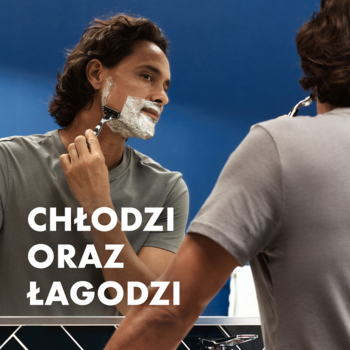 Mężczyzna używa chłodzącego żelu do golenia Gillette Series z aloesem; piana na twarzy; widoczny tekst: CHŁODZI ORAZ ŁAGODZI.