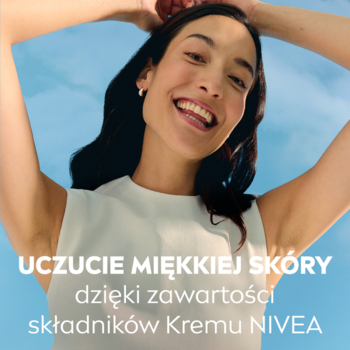 Uśmiechnięta kobieta w białej bluzce, reklama NIVEA z hasłem "UCZUCIE MIĘKKIEJ SKÓRY" dla delikatnej pielęgnacji.