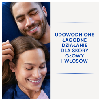 Head & Shoulders Refreshing Tea Tree szampon. Para uśmiecha się, obok tekst: 'Łagodne działanie dla skóry głowy i włosów'.