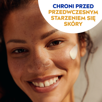 Uśmiechnięta kobieta z piegami, na policzku krem NIVEA SUN Matujący do twarzy SPF 50. Chroni przed starzeniem.