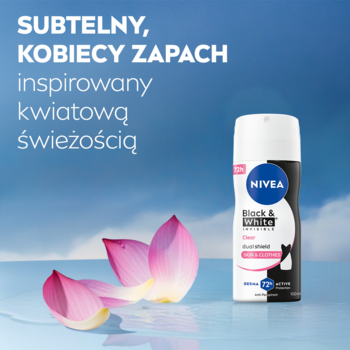 NIVEA Black & White Clear antyperspirant spray w czarno-białej butelce, z różowymi płatkami lotosu symbolizującymi kwiatowy zapach.