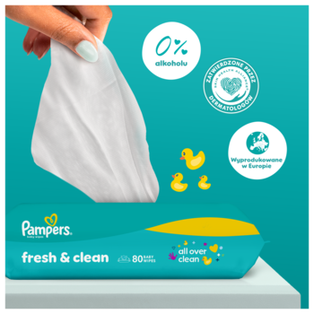 Ręka wyciąga białą, delikatną chusteczkę Pampers Fresh & Clean z turkusowego opakowania z kaczkami; 0% alkoholu.
