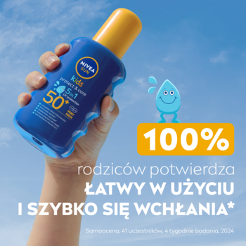 Niebieski spray NIVEA SUN Kids SPF 50+ w kształcie fali, z żółtą nakrętką, trzymany na tle nieba.