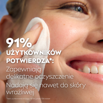 Uśmiechnięta kobieta używa białej chusteczki NIVEA MicellAIR do demakijażu twarzy, z tekstem o delikatnym oczyszczaniu.