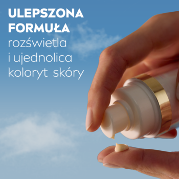 NIVEA Luminous630 Serum, zbliżenie dłoni wyciskającej rozświetlający krem z biało-złotej butelki na niebieskim tle.