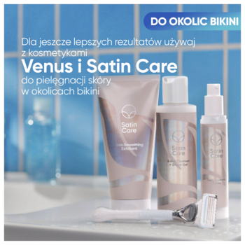 Zestaw Gillette Venus Satin Care do pielęgnacji bikini: maszynka, krem, balsam i spray na niebieskim tle.