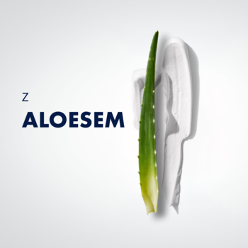 Liść aloesu na tle gładkiej pianki, obok napis "Z ALOESEM", dla pianki Gillette Series do skóry wrażliwej.