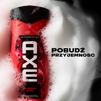 Czerwona butelka żelu pod prysznic Axe Cherry Fizz w białej pianie, z logo AXE i napisem 'Pobudź Przyjemność'.