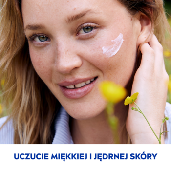 NIVEA Soft krem nawilżający: Uśmiechnięta kobieta z kremem na policzku, dla miękkiej i gładkiej skóry.