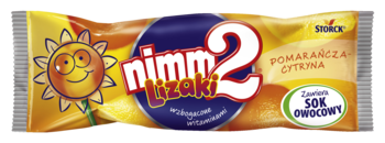 Opakowanie lizaków Nimm 2 o smaku pomarańczowo-cytrynowym, z rysunkiem słońca, widok z przodu.
