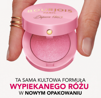 Bourjois Little Round Pot róż wypiekany, otwarte różowe opakowanie z błyszczącym różem, trzymane w dłoni.