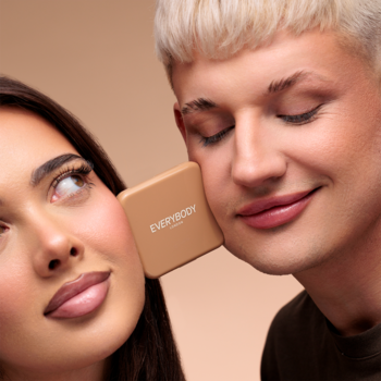 Bronzer Everybody London Caramel Brown w kwadratowym beżowym kompakcie, ułożony między twarzami modeli.