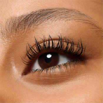 Zbliżenie na brązowe oko z doskonale rozdzielonymi, długimi rzęsami, efekt maskary dodającej objętości.