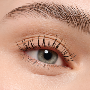 Zbliżenie na ludzkie oko o szarozielonej tęczówce, z długimi, podkreślonymi rzęsami i naturalną brwią.