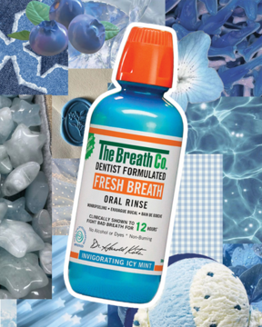The Breath Co. Fresh Breath Icy Mint Płyn do płukania ust, niebieska butelka na tle niebieskiego kolażu.