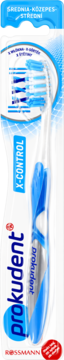 Prokudent X-CONTROL średnia szczoteczka do zębów, niebiesko-biała, z ergonomiczną rączką, w opakowaniu.