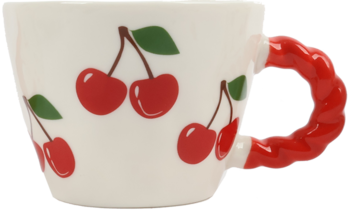 Biała filiżanka z czerwonymi wiśniami i liśćmi, ozdobny skręcony uchwyt w kolorze czerwonym, widok z boku.