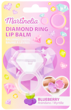 Martinelia Diamond Ring Lip Balm Blueberry, różowy balsam w kształcie diamentu-pierścionka w blistrze, na palcu.