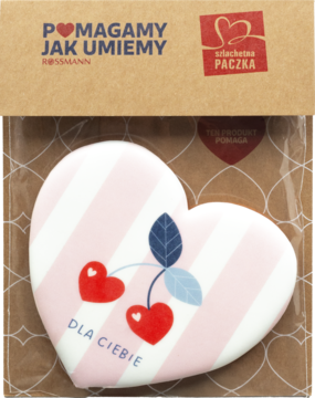 Dekorowane piernikowe serce w opakowaniu. Biało-różowe paski, wiśnie, napis "DLA CIEBIE". Widok frontalny na brązowym tle.