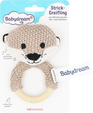 Babydream dziergany gryzak-grzechotka w kształcie wydry z drewnianym kółkiem, w opakowaniu. Widok z przodu.