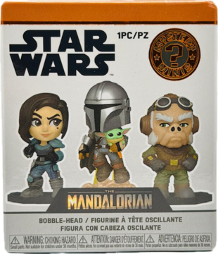 Blind box Funko Mystery Minis Star Wars Mandalorian. Widok z przodu, figurki: Cara Dune, Mando z Grogu, Kuiil.