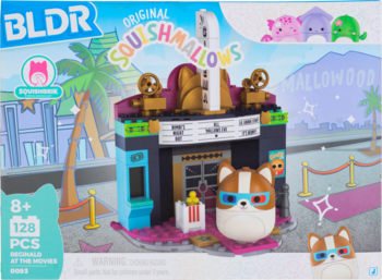 Zestaw BLDR Squishmallows Cinema z figurką kota Maddie w okularach 3D i popcornem, widok na pudełko.