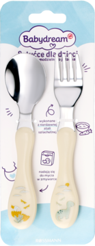 Zestaw sztućców dla dzieci Babydream: stalowa łyżka i widelec z kremowymi rączkami z dinozaurem w opakowaniu, widok z przodu.