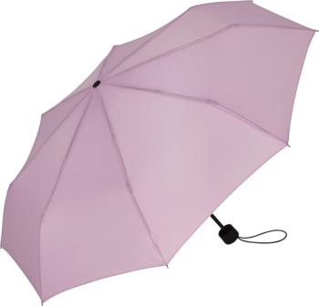 Różowy parasol mini, lekko rozłożony, z widocznymi żebrami i czarnym uchwytem, na ciemnym tle.
