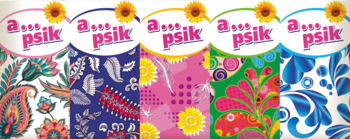 Pięć paczek 3-warstwowych chusteczek higienicznych a...psik, każda z innym kwiecistym wzorem, widok z przodu.