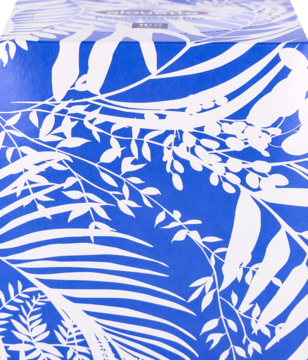 Pudełko chusteczek kosmetycznych z niebiesko-białym wzorem liści palmowych i paproci, ujęcie z góry.