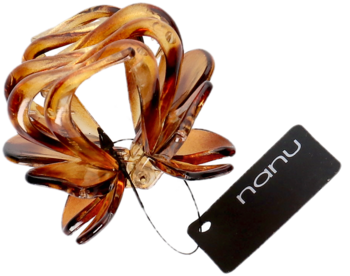 Bursztynowa klamra do włosów, transparentna, o skomplikowanym plecionym wzorze, z widoczną czarną metką 'nanu'.