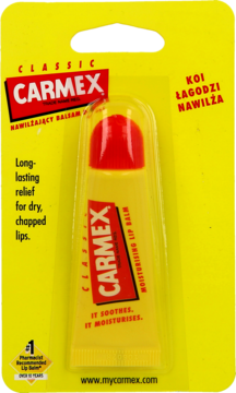 Carmex Classic Moisturising Lip Balm w żółtej tubce z czerwoną nakrętką, w przezroczystym blistrze, ujęcie z przodu.
