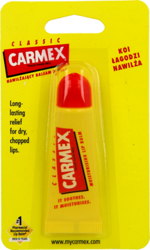 Carmex Classic Moisturising Lip Balm w żółtej tubce z czerwoną nakrętką, w przezroczystym blistrze, ujęcie z przodu.