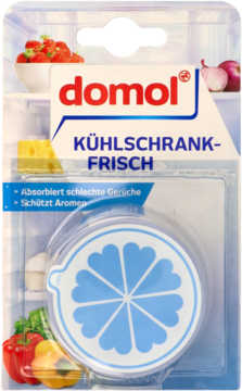 Domol KÜHLSCHRANK-FRISCH pochłaniacz zapachów do lodówki, biało-niebieski, w blistrze na tle wnętrza chłodziarki.