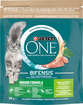 Przednie ujęcie zielonej karmy Purina One Bifensis Indoor dla kota 800g, z kotem, Made with recycled plastic.