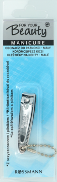 Mały metalowy obcinacz do paznokci Rossmann w blistrze, z pilnikiem i oczyszczaczem, widok z przodu.