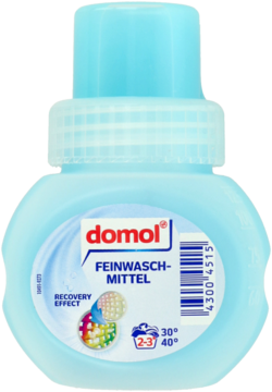 Jasnoniebieska butelka płynu domol Feinwaschmittel do tkanin delikatnych, chroniącego kolory, widok z przodu.