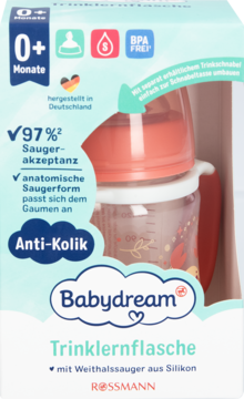 Czerwona butelka treningowa Babydream 0+ miesięcy z uchwytami, widoczna w otwartym białym opakowaniu. Antykolikowa.