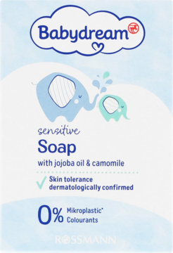 Białe opakowanie mydła Babydream sensitive z jojobą i rumiankiem, bez mikroplastiku, z niebieskim logo i słonikami.