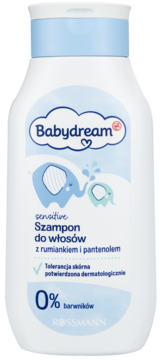 Babydream Sensitive Szampon do włosów z rumiankiem i pantenolem w białej butelce z niebieską nakrętką, widok z przodu.