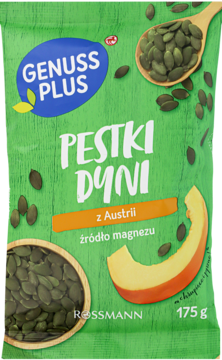 Jasnozielona torebka pestek dyni Genuss Plus 175g z Austrii, z nasionami i kawałkiem dyni na tle drewna.