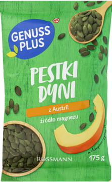 Jasnozielona torebka pestek dyni Genuss Plus 175g z Austrii, z nasionami i kawałkiem dyni na tle drewna.