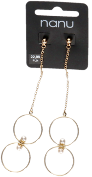 Złote, wiszące kolczyki Nanu z łańcuszkami i dwoma okrągłymi elementami z perłami, na czarnej metce.