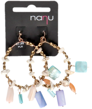 Kolczyki NANU, złote, długie, z pastelowymi, podłużnymi koralikami, na czarnym opakowaniu. Widok z przodu.