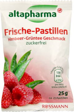 Białe opakowanie Altapharma Frische-Pastillen, malina-zielona herbata, bez cukru, widok z przodu z owocami.