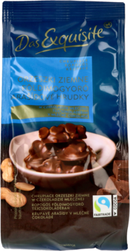 Front opakowania Das Exquisite: chrupiące orzeszki ziemne w mlecznej czekoladzie, widoczne bryłki produktu.