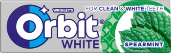 Szare opakowanie gum Orbit White Spearmint. Widoczne duże logo Orbit, 'FOR CLEAN & WHITE TEETH' i zielone liście mięty.
