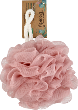 Puszysta jasnoróżowa myjka kąpielowa z siateczki, z białą pętelką i brązową metką Beauty, widok z przodu.